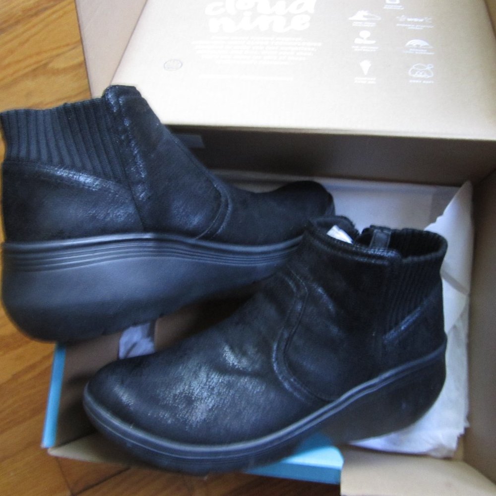BZEES BLACK "WEEKEND" BOOTIES - SIZE 9